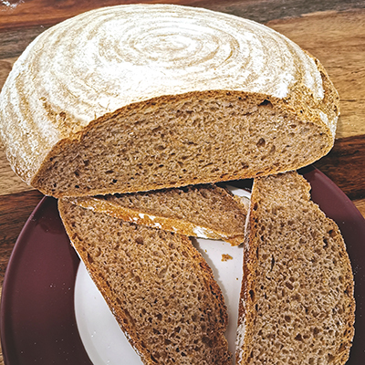 Ein selbstgebackenes Brot auf einem Teller